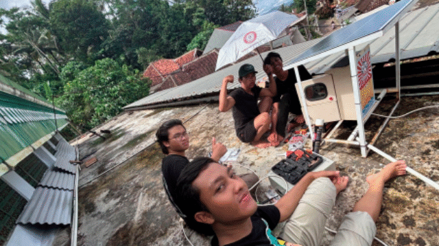 Gugus Mitigasi Lebak Selatan dan Mahasiswa UMN Pasang Sistem Peringatan Dini Tsunami
