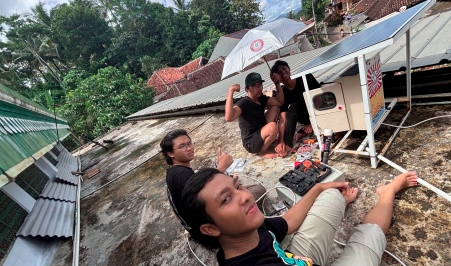 Gugus Mitigasi Lebak Selatan dan Mahasiswa UMN Pasang Sistem Peringatan Dini Tsunami