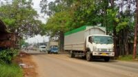 Truk Ekspedisi Lawan Arah di Jalan Sempit, Regulasi Andalalin Diabaikan