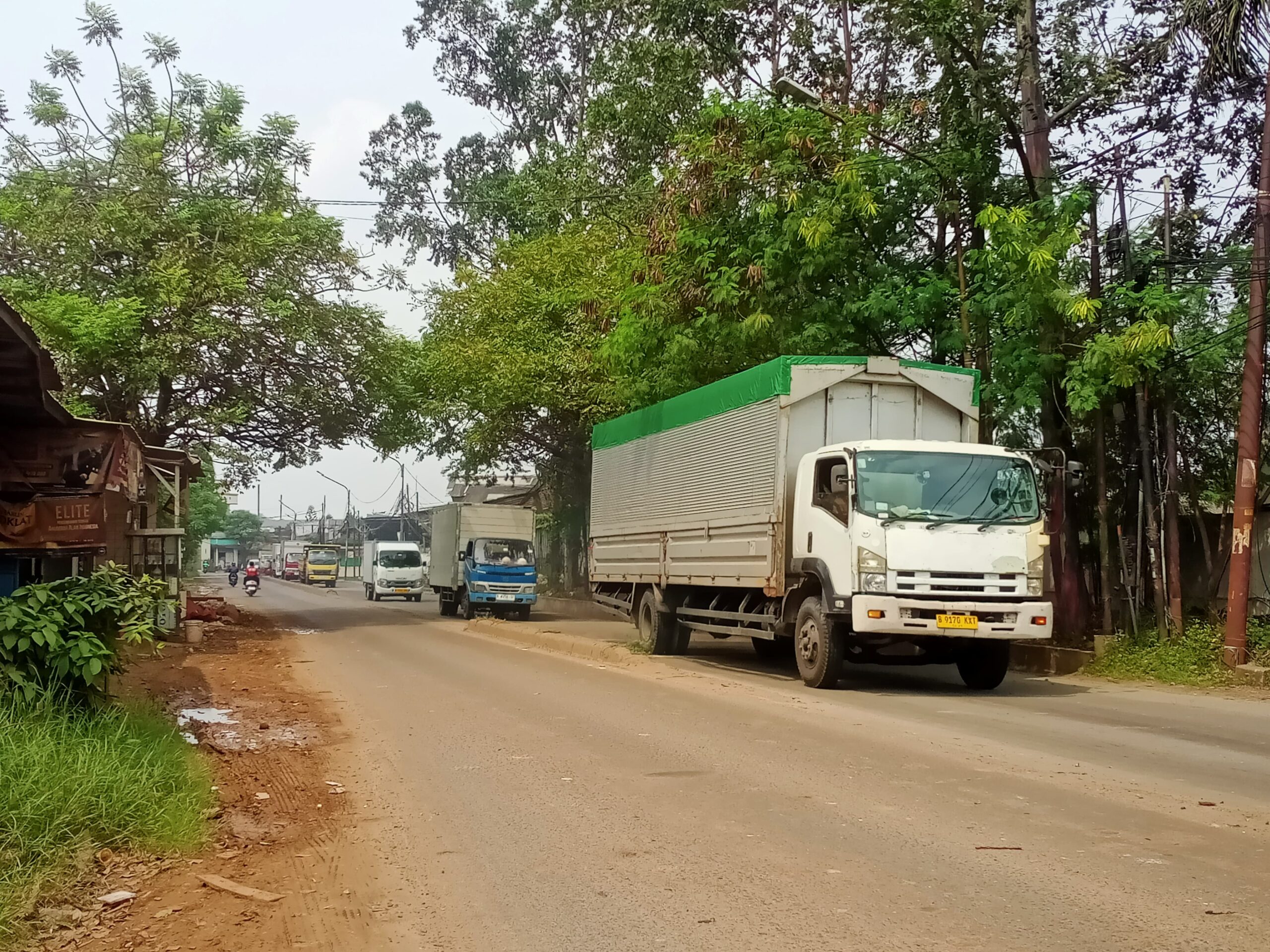 Truk Ekspedisi Lawan Arah di Jalan Sempit, Regulasi Andalalin Diabaikan