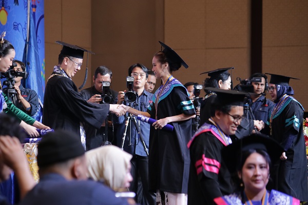 UMN Wisuda 569 Mahasiswa, Rektor Tekankan Pentingnya Adaptasi dan Inovasi