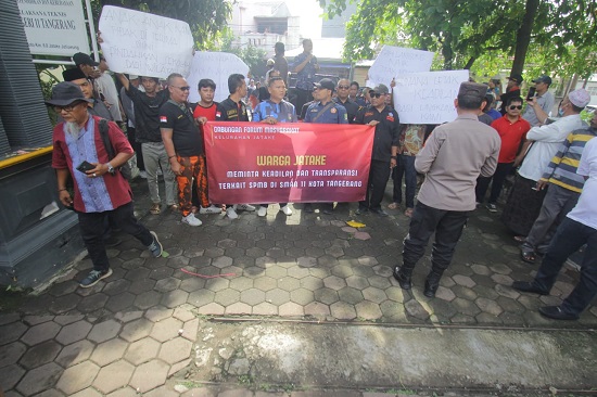 Massa Aksi Demo SMAN 11 Kota Tangerang Tuntut Transparansi SPMB