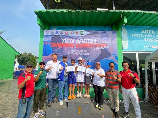 Tirta Benteng Swimming Club, didukung oleh Akuatik Indonesia (AI) Cabang Kota Tangerang, menyelenggarakan Kejuaraan Renang Antar Pelajar di Kolam Renang Tirta Arya Kamuning, Yonif AK/203, Jatiuwung, Sabtu, 28 Juni 2025.