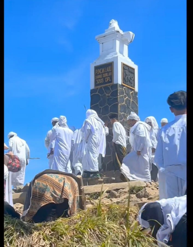 Viral! Sekelompok Orang Berpakaian Putih Lakukan Ritual di Gunung Lawu