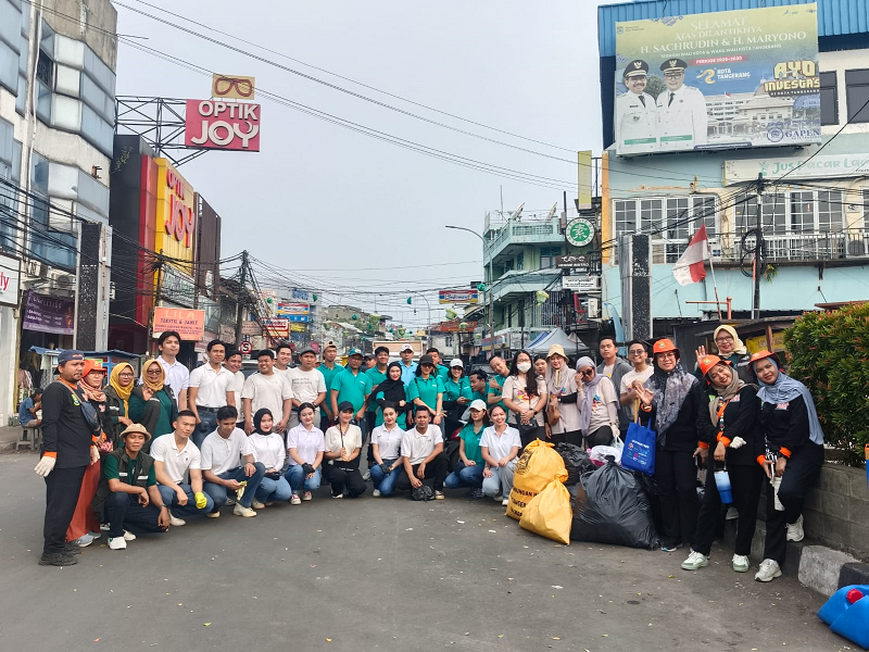 Santika Indonesia Bersihkan Pasar Lama, Aksi Peduli Lingkungan Bersama Gen-Z