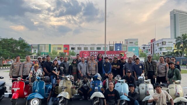 Komunitas Vespa Beri Kejutan di HUT ke-79 Bhayangkara, Kapolres Tangerang Kota Naik Vespa Klasik