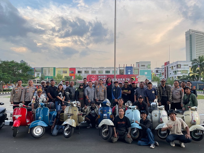 Komunitas Vespa Beri Kejutan di HUT ke-79 Bhayangkara, Kapolres Tangerang Kota Naik Vespa Klasik