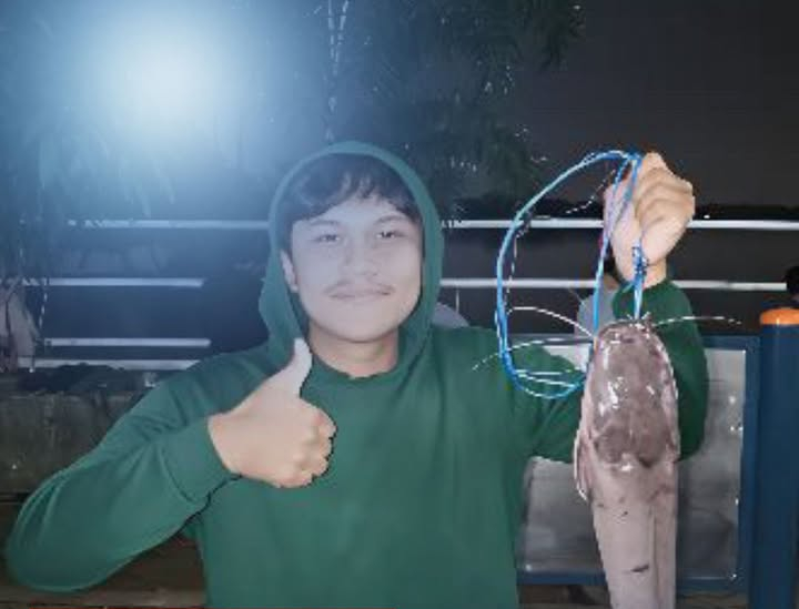 Berkah Musim Hujan, Warga Cipondoh Panen Ikan Lele Besar dari Danau yang Meluap