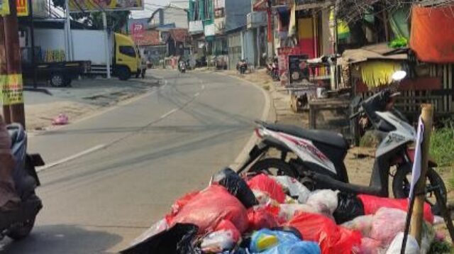Warga Kunciran Indah Resah, Tumpukan Sampah Dekat Kantor Kecamatan Dibiarkan Tanpa Penanganan