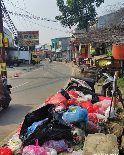 Warga Kunciran Indah Resah, Tumpukan Sampah Dekat Kantor Kecamatan Dibiarkan Tanpa Penanganan
