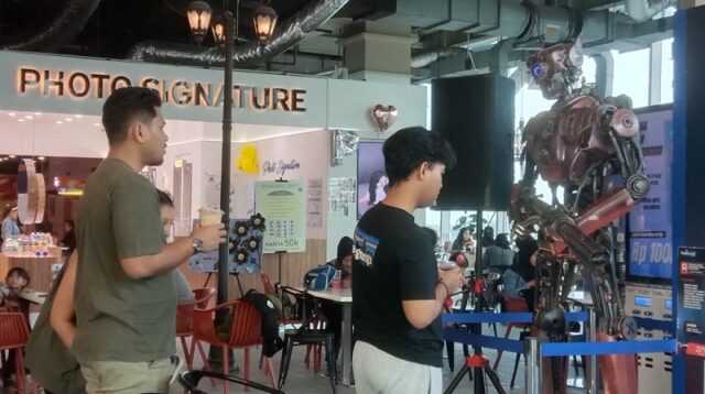 RoboXperience, sebuah acara revolusioner yang merangkum hiburan, edukasi, dan inovasi dalam satu kesatuan, hadir dengan menghadirkan Umar Mustopa, seorang pemuda berbakat dari Desa Harjawinangun