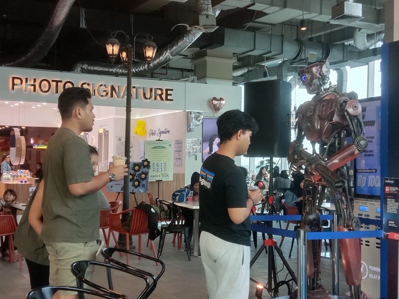 RoboXperience, sebuah acara revolusioner yang merangkum hiburan, edukasi, dan inovasi dalam satu kesatuan, hadir dengan menghadirkan Umar Mustopa, seorang pemuda berbakat dari Desa Harjawinangun