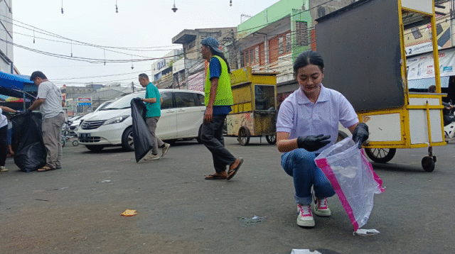 Santika Indonesia Bersihkan Pasar Lama, Aksi Peduli Lingkungan Bersama Gen-Z