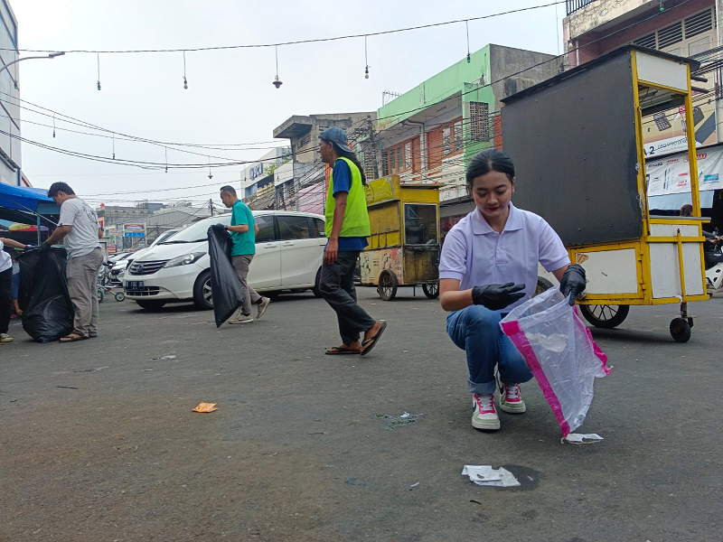 Santika Indonesia Bersihkan Pasar Lama, Aksi Peduli Lingkungan Bersama Gen-Z