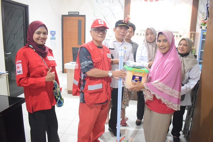 Bantu Korban Banjir, PMI Bagikan 50 Paket Hygiene Kit dan Perlengkapan Kebersihan