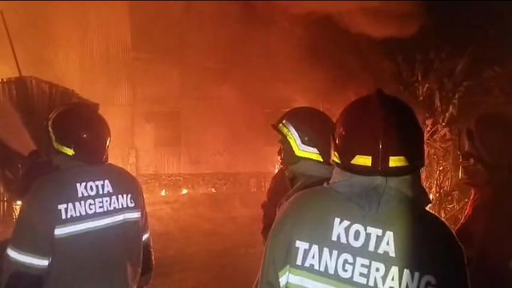Gudang Penyimpanan Bahan Bakar Terbakar Hebat, 5 Orang jadi Korban