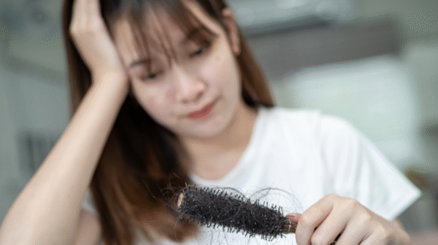 Jangan Anggap Sepele, Rambut Rontok Bisa Jadi Gejala Kebotakan Permanen
