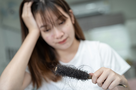 Jangan Anggap Sepele, Rambut Rontok Bisa Jadi Gejala Kebotakan Permanen