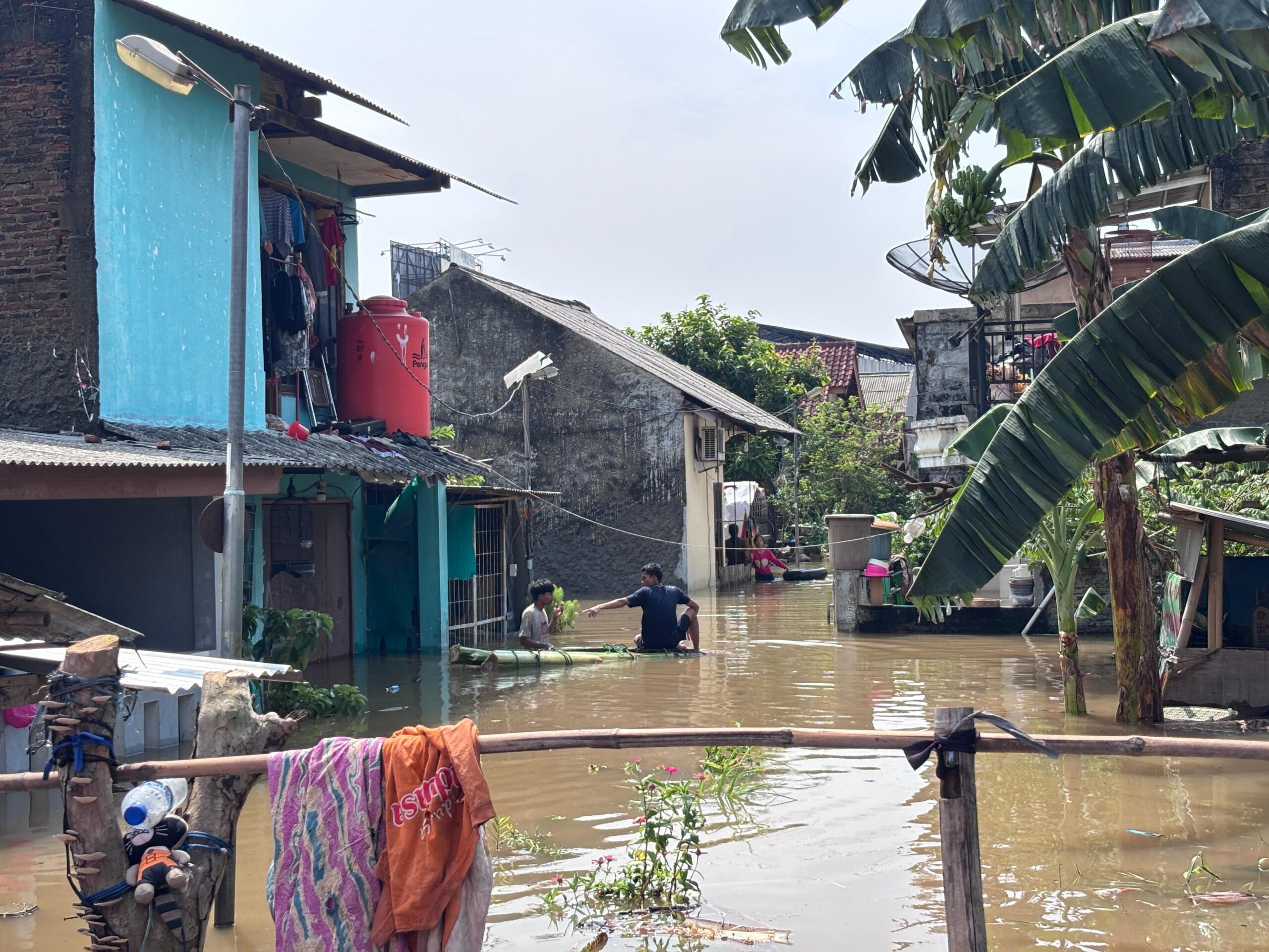 Sebagian Titik Banjir di Kota Tangerang Mulai Surut, Sejumlah Lokasi Masih Terendam Sebagian Titik Banjir di Kota Tangerang Mulai Surut, Sejumlah Lokasi Masih Terendam