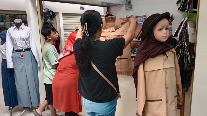 Kegiatan belajar mengajar di sekolah sebentar lagi akan dimulai. Seragam sekolah dan atribut lainnya mulai diburu para orang tua.