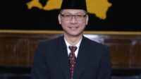 Presiden Prabowo Subianto resmi mengangkat Deden Apriandhi Hartawan sebagai Sekretaris Daerah (Sekda) Provinsi Banten.