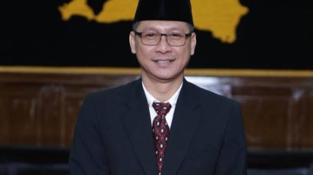 Presiden Prabowo Subianto resmi mengangkat Deden Apriandhi Hartawan sebagai Sekretaris Daerah (Sekda) Provinsi Banten.
