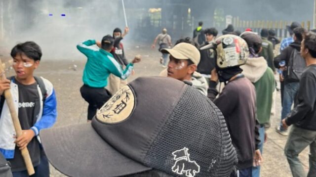 Aksi Ricuh di Jakarta Pusat Massa Bakar Ban, Lempar Batu hingga Bom Molotov