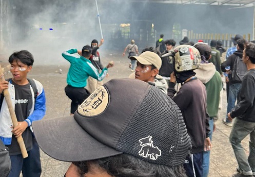 Aksi Ricuh di Jakarta Pusat Massa Bakar Ban, Lempar Batu hingga Bom Molotov