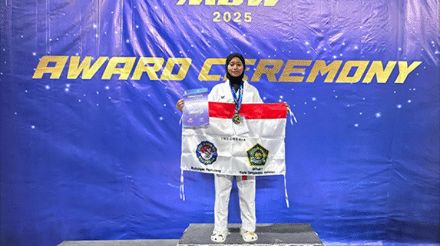 Siswi MTsN 1 Tangsel kibarkan Merah Putih di Malaysia