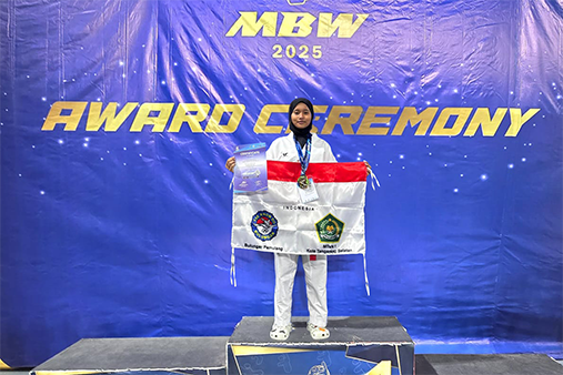 Siswi MTsN 1 Tangsel kibarkan Merah Putih di Malaysia