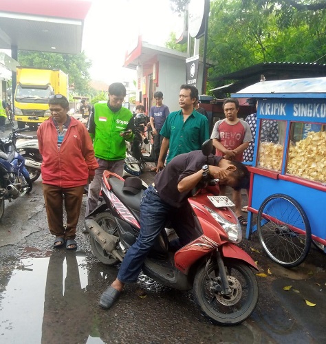 Diduga Kelelahan, Pria Ditemukan Meninggal di Atas Motor di Depan SPBU Batuceper