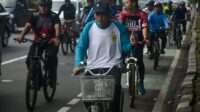 Masyarakat mengikuti gowes Kemerdekaan mengelilingi kota Tangerang, Banten, Minggu (24082030).