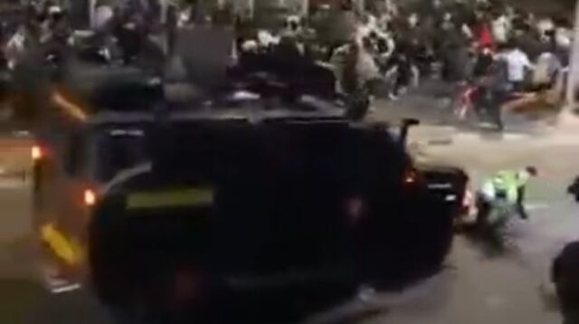 Viral! Mobil Rantis Brimob Lindas Demonstran di Penjompongan