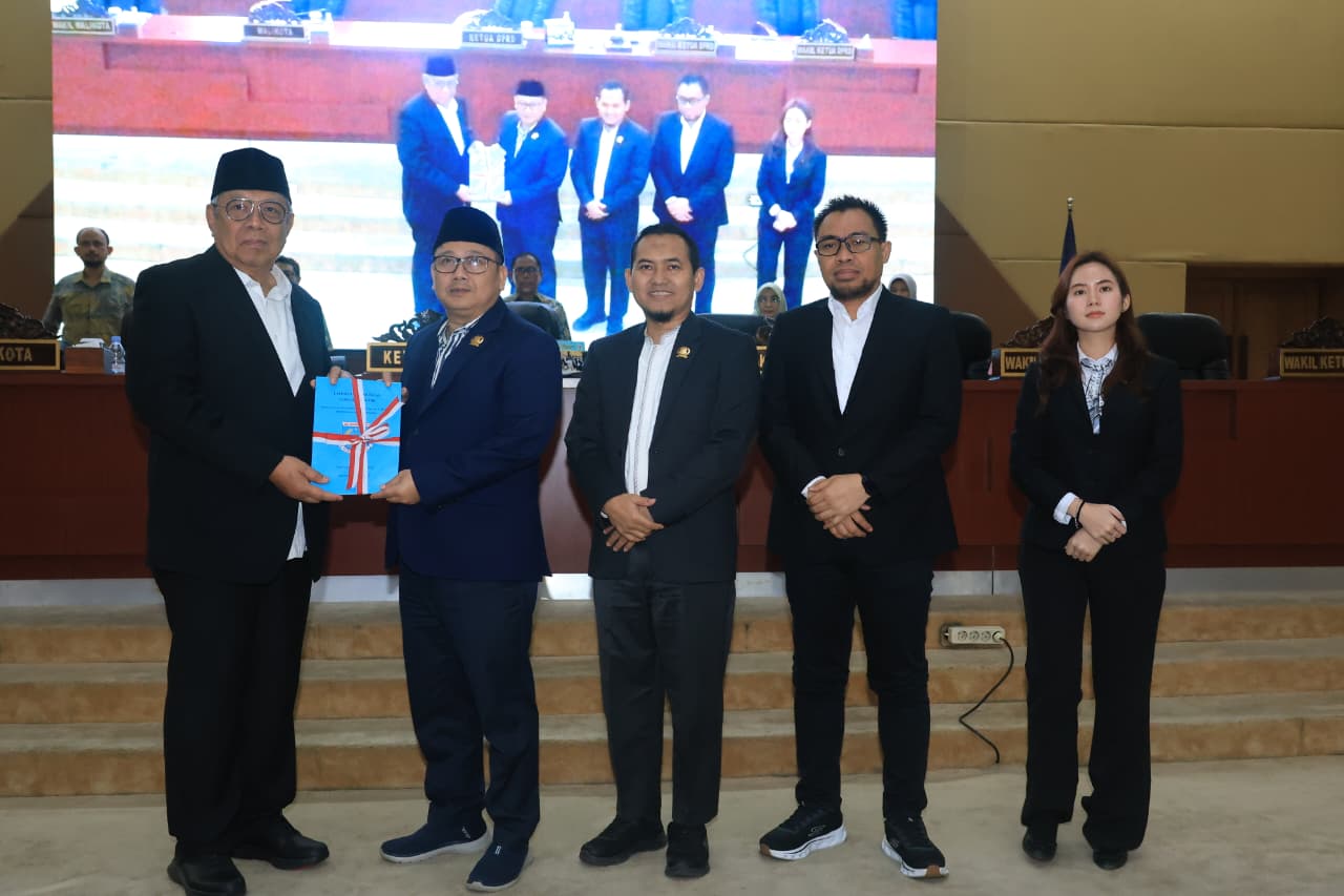 DPRD Tangsel Serahkan Raperda Fasilitasi Penyelenggaraan Pesantren ke Wali Kota (1)