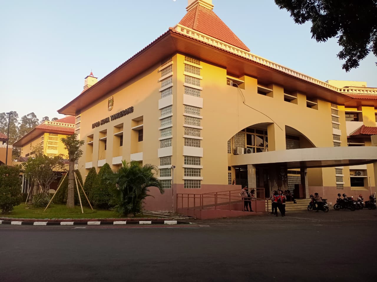 Kabar Mahasiswa Desak Revolusi, Aparat Siaga 1 di DPRD Kota Tangerang