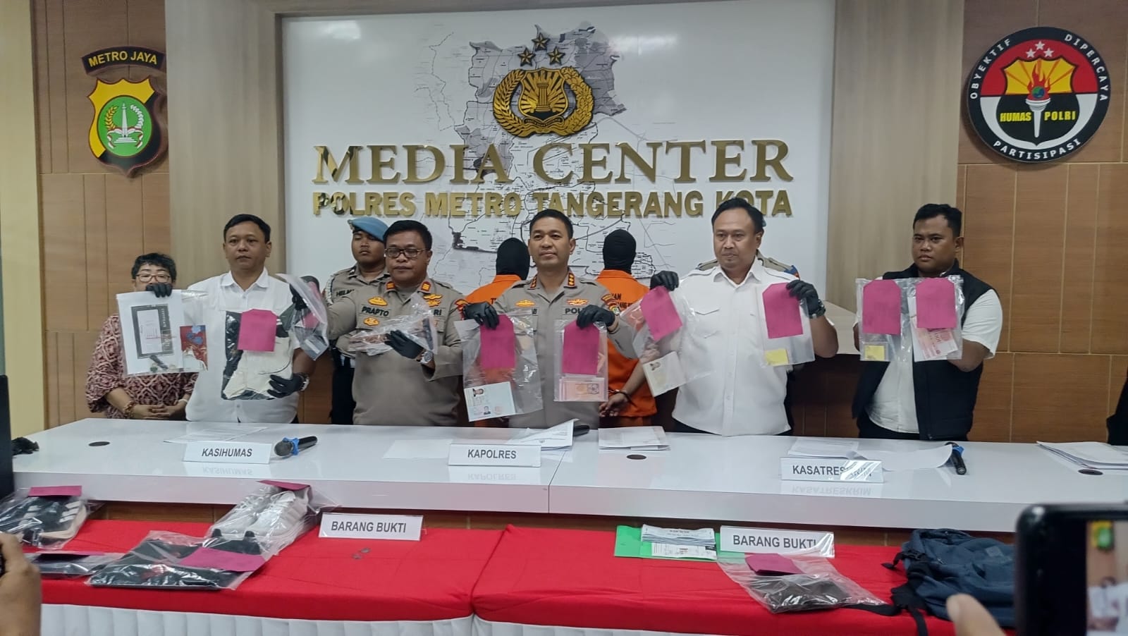 Polisi Tangkap Dua WN Tiongkok Pelaku Pencurian Rp4,5 Miliar di Tangerang