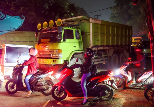 relaksasi jam operasional truk tambang di Parung (2)