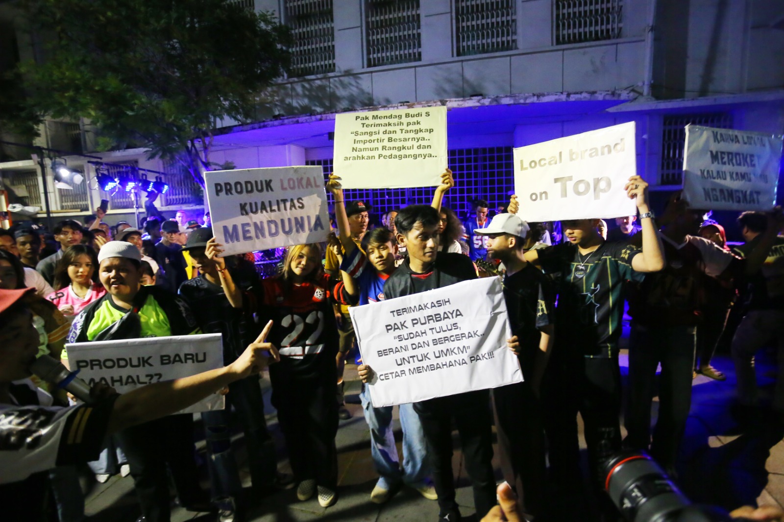 Aksi “Jersey untuk Pak Menteri” di Kota Tua UMKM Konveksi Apresiasi Pemerintah Tindak Pakaian Bekas Ilegal (2)