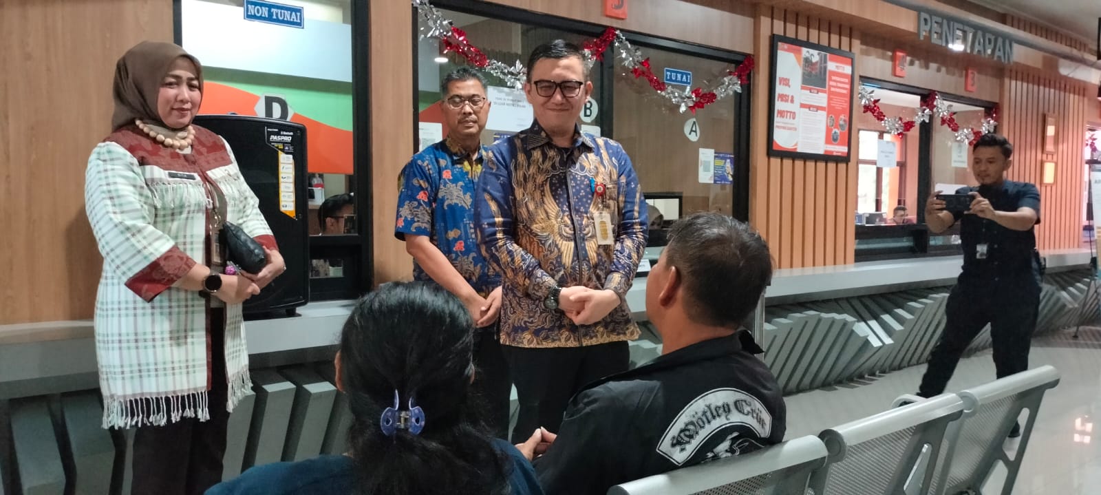 Kepala Bapenda Banten, Berly Rizki Natakusuma meninjau pelayanan Samsat Cikokol, Kamis 27 November 2025.