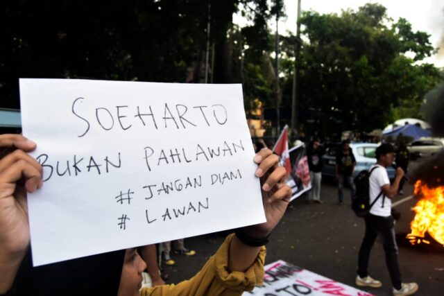 Mahasiswa tolak Gelar Pahlawan Soeharto (1)