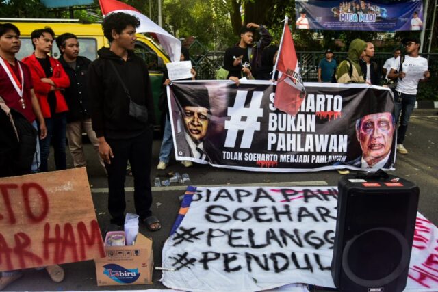 Mahasiswa tolak Gelar Pahlawan Soeharto (4)
