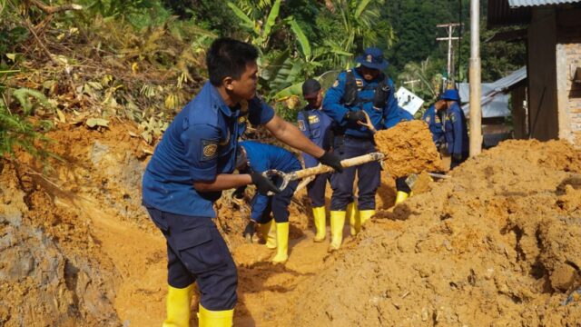 relawan kota Tangerang bersihkan lumpur (3)