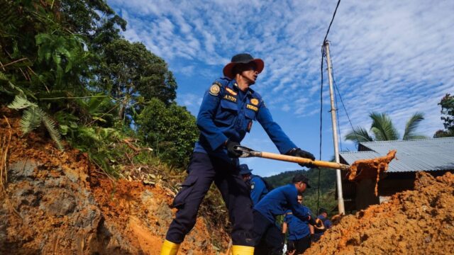 relawan kota Tangerang bersihkan lumpur (4)