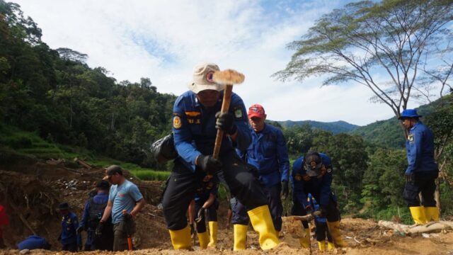 relawan kota Tangerang bersihkan lumpur (5)
