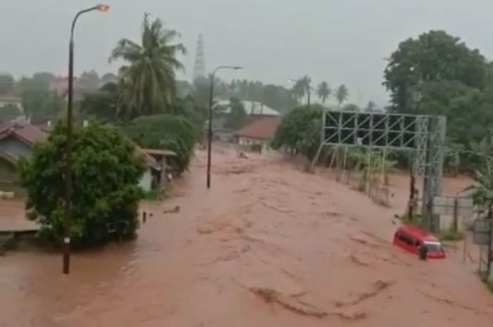 Banjir Setinggi Pinggang Orang Dewasa Kembali Genangi Jalan Raya Cilegon–Anyer, Pengendara Terhambat