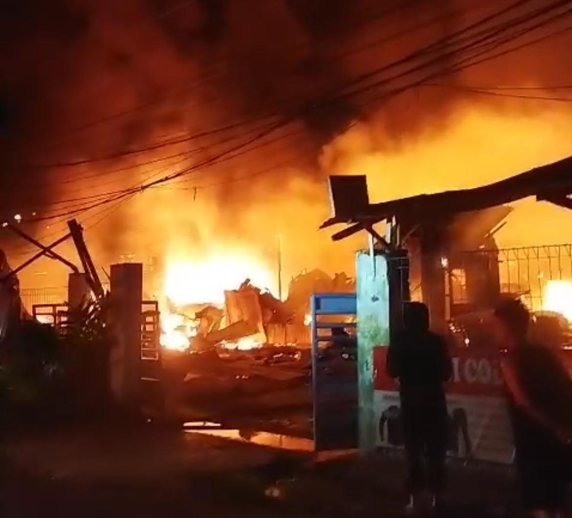 Lapak Limbah dan Restoran Sambal Geledek di Karawaci Dilalap Api Dini Hari (1)