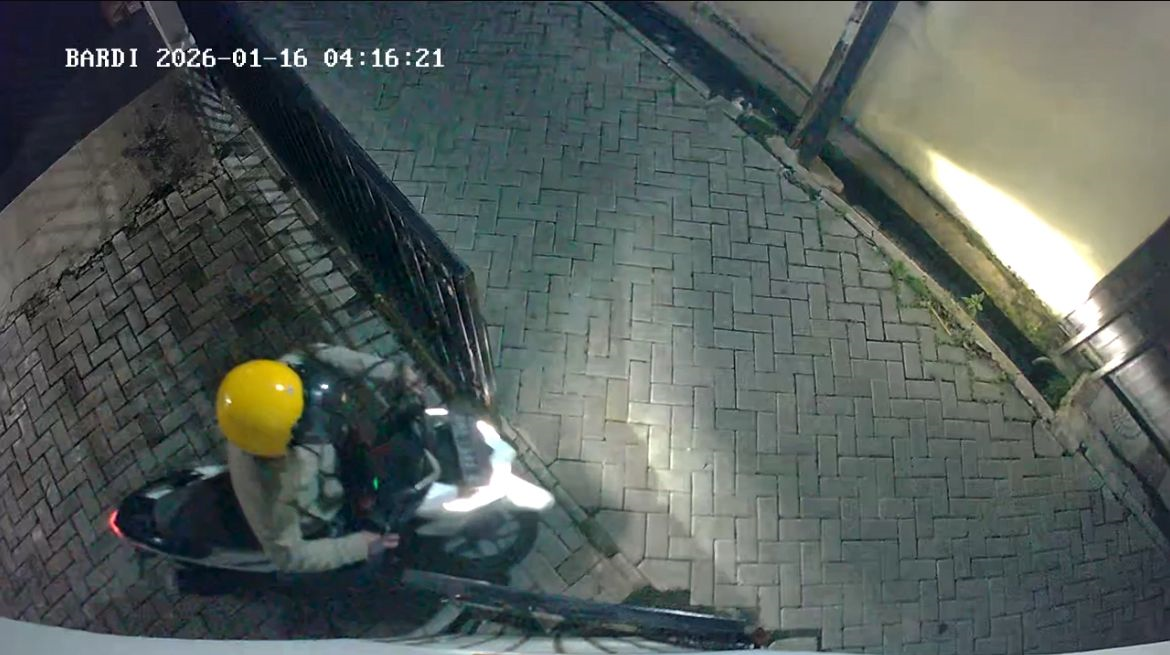 Motor Warga Pinang Disikat Maling Subuh Hari, CCTV Bongkar Aksi Pelaku