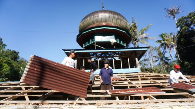 Perbaikan masjid di lokasi bencana Sumbar (1)