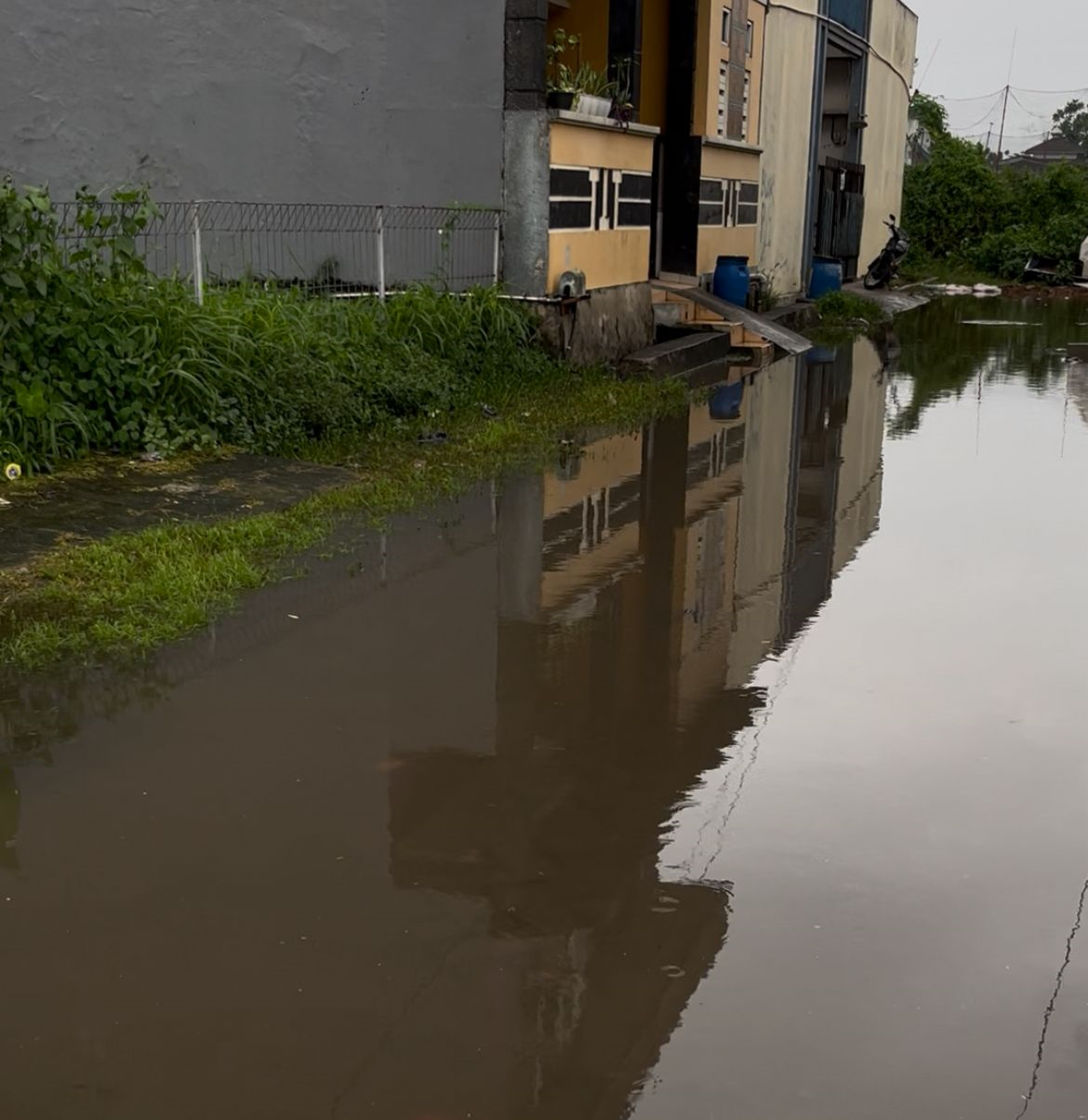Warga Keluhkan Bau Menyengat Akibat Air Lindi TPA Rawa Kucing Meluap (1)