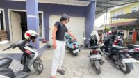aksi pencurian motor terekam CCTV (3)